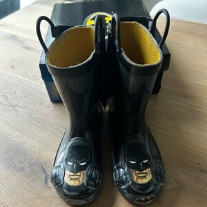 Western Chief Kids Batman Rain-boots w/ pull handles & Cape (Sz 10)